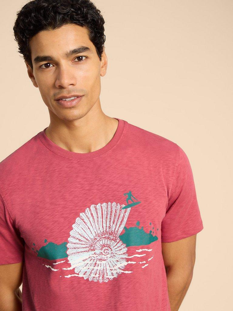 Surf Shell Graphic Tee in CORAL PR - MODEL DETAIL