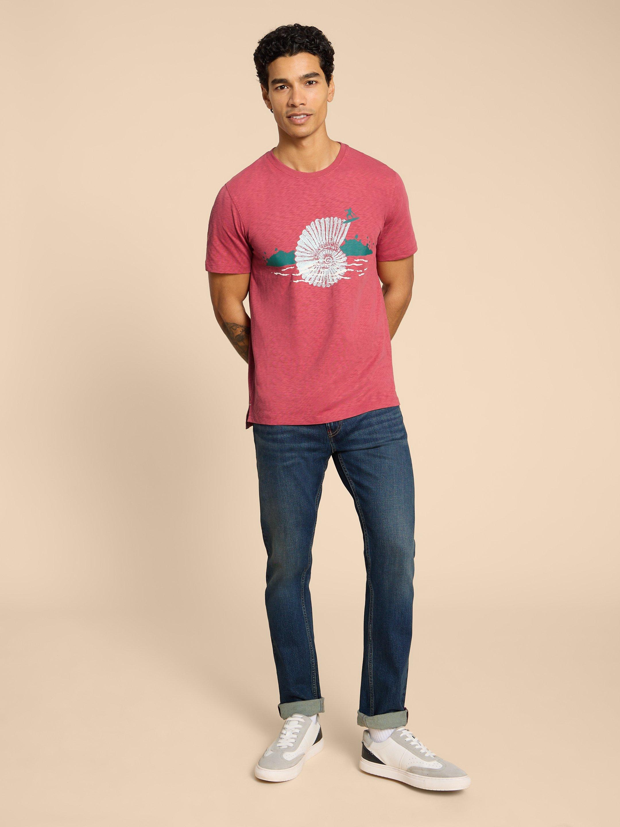 Surf Shell Graphic Tee in CORAL PR - MODEL FRONT