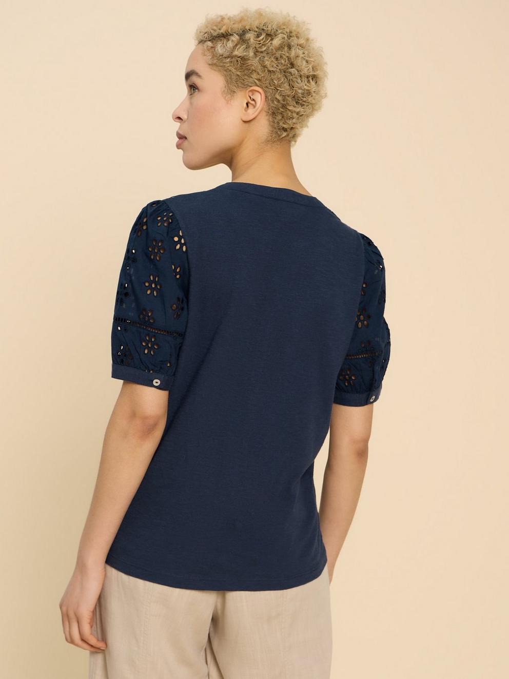 BELLA BRODERIE MIX TOP in FR NAVY - MODEL BACK