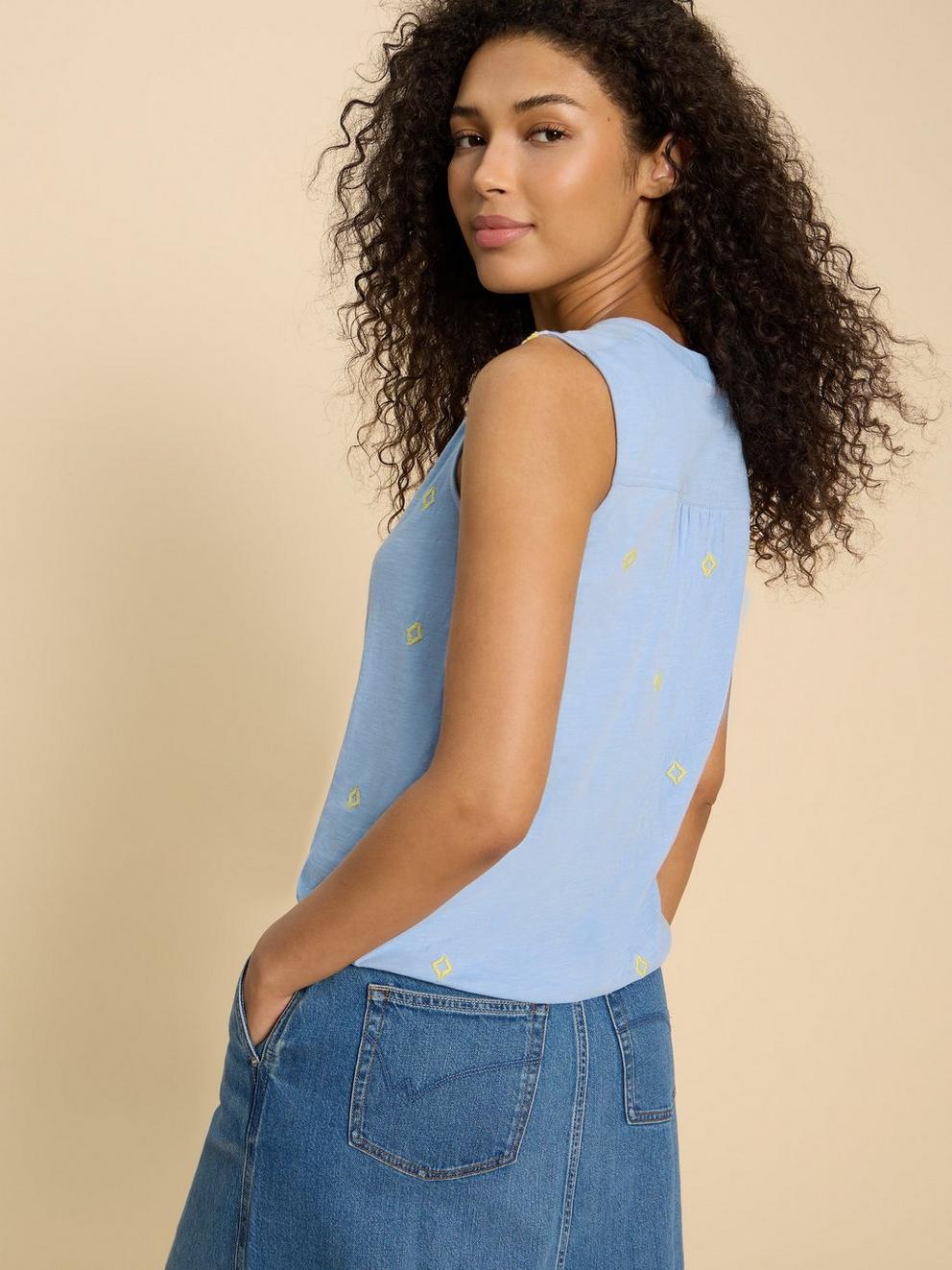 TULIP JERSEY SLEEVELESS SHIRT in BLUE MLT - MODEL BACK