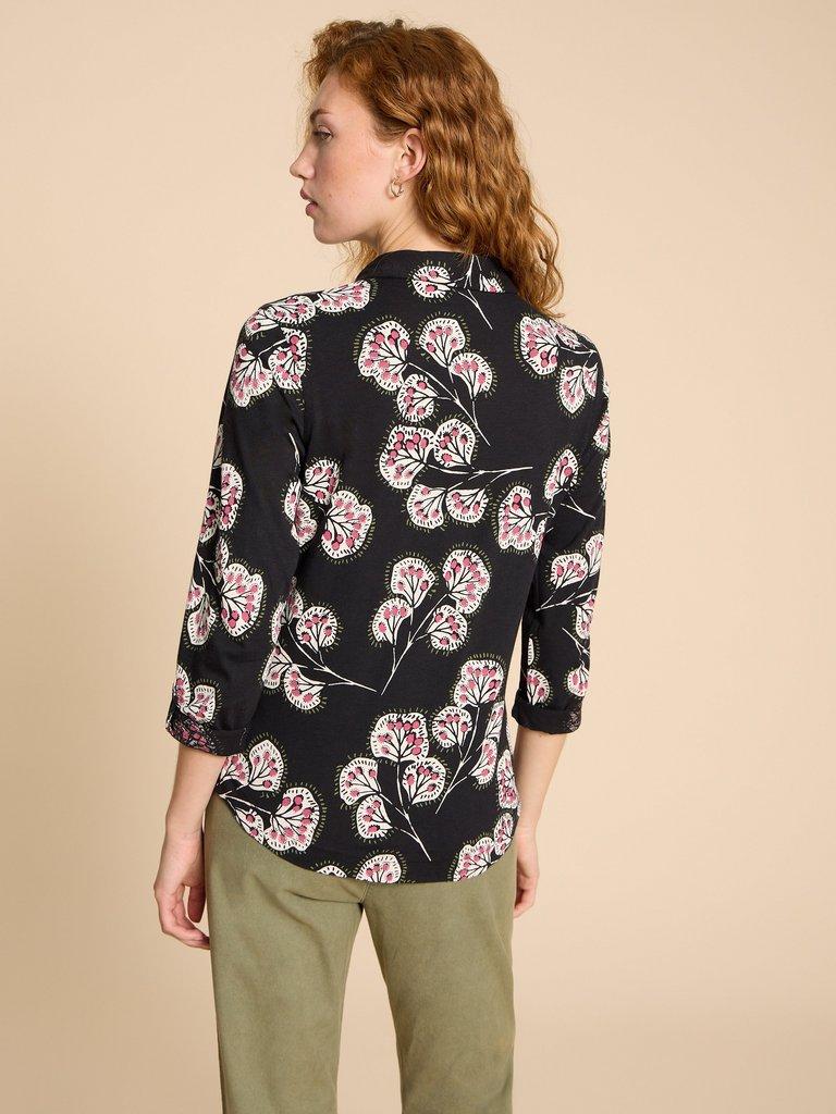 ANNIE JERSEY PRINT SHIRT in BLK PR - MODEL BACK