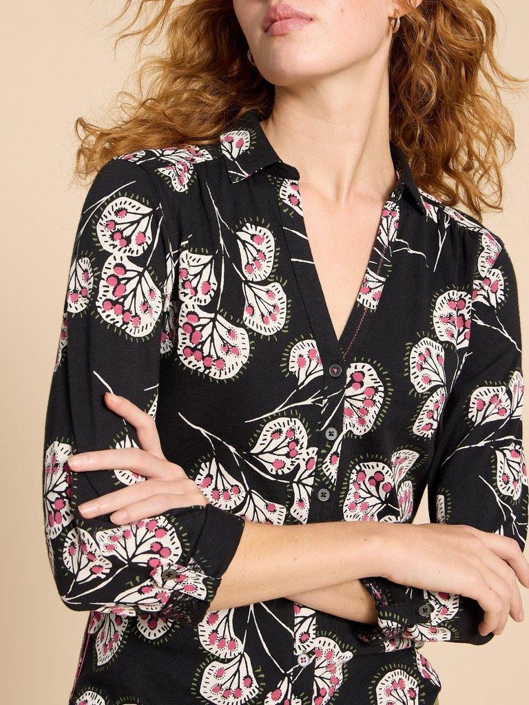 ANNIE JERSEY PRINT SHIRT in BLK PR - MODEL DETAIL