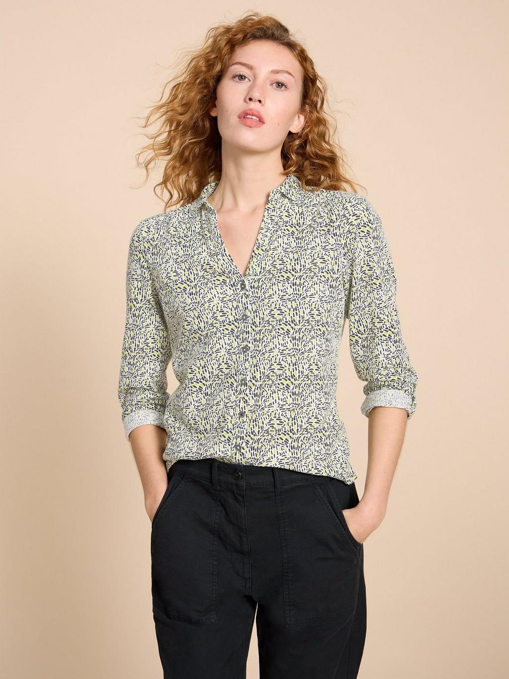 ANNIE JERSEY PRINT SHIRT in IVORY PR - MODEL DETAIL