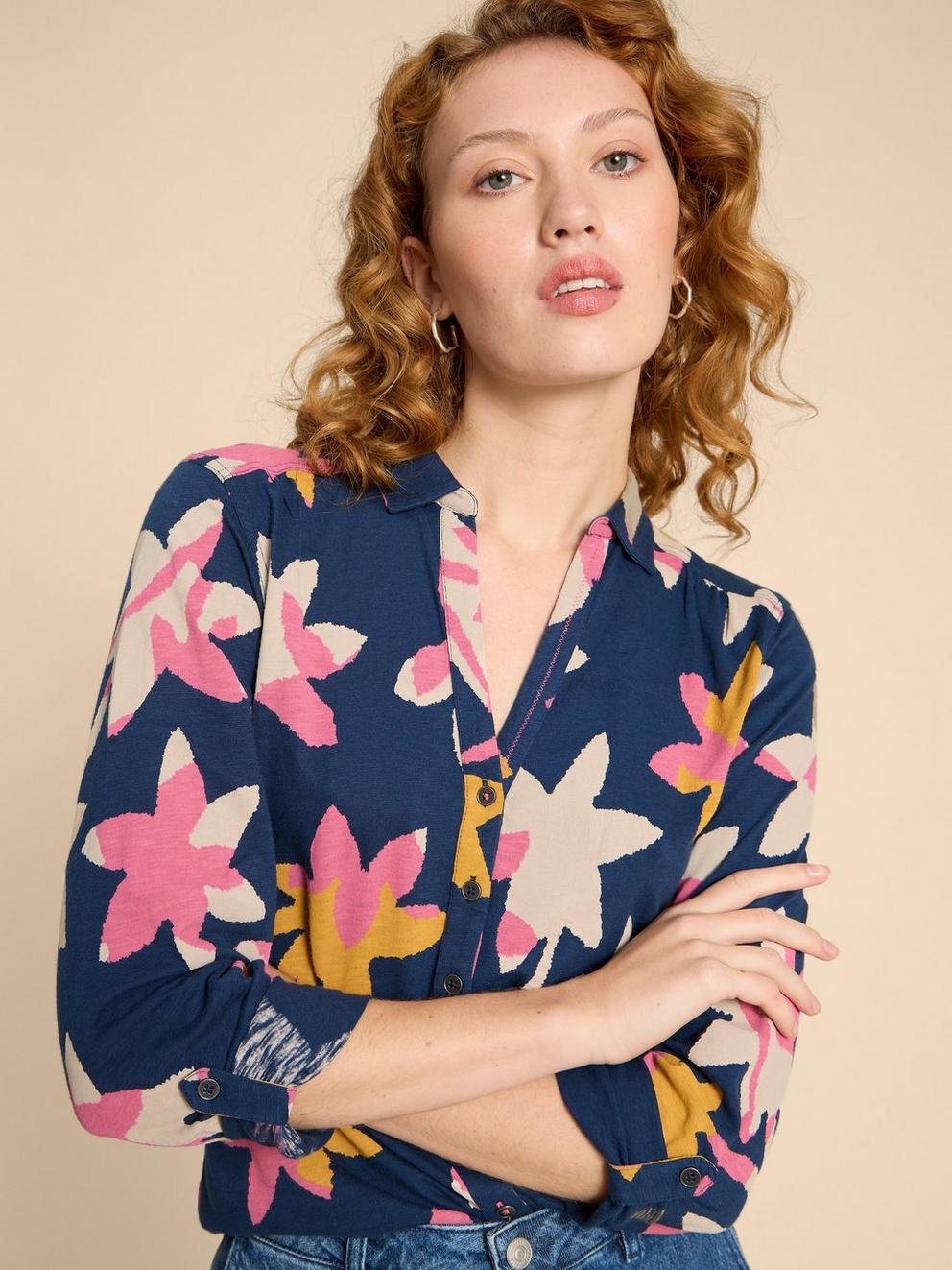 ANNIE JERSEY PRINT SHIRT in NAVY PR - MODEL DETAIL