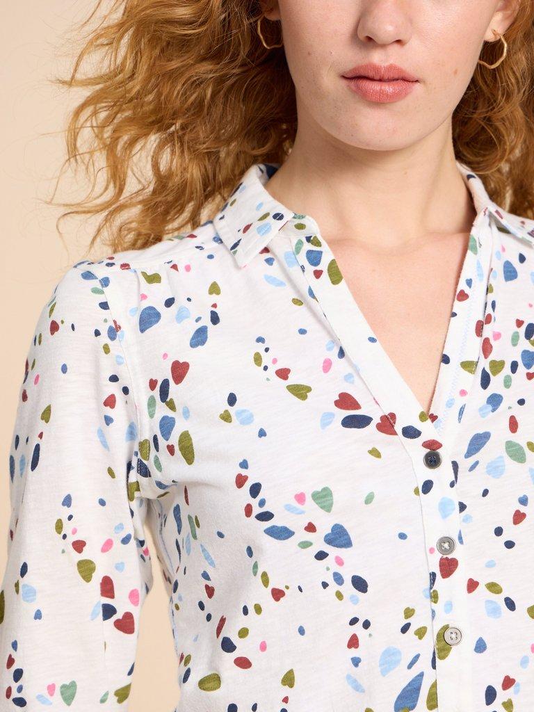 ANNIE JERSEY PRINT SHIRT in WHITE PR - MODEL DETAIL