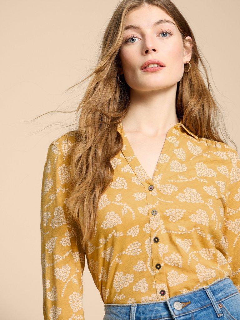 ANNIE JERSEY PRINT SHIRT in YELLOW PR - MODEL DETAIL