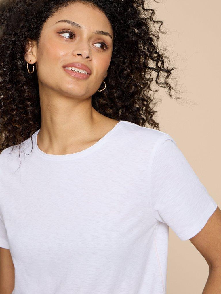 ABBIE TEE in BRIL WHITE - MODEL DETAIL