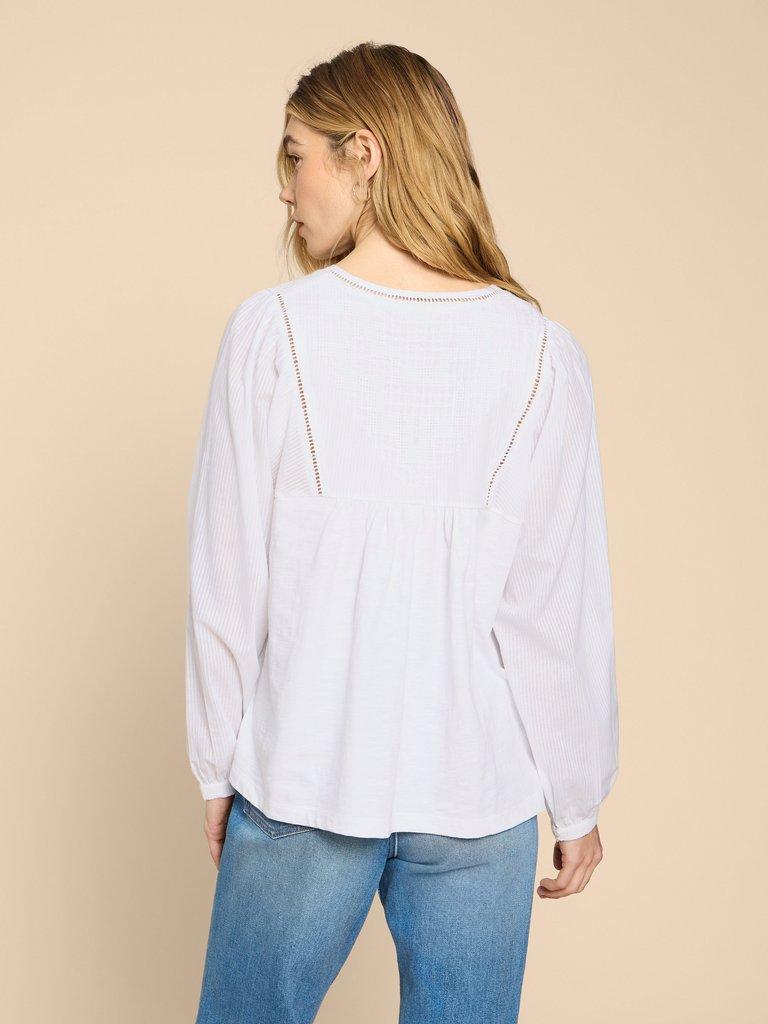 ESME MIX TOP in BRIL WHITE - MODEL BACK