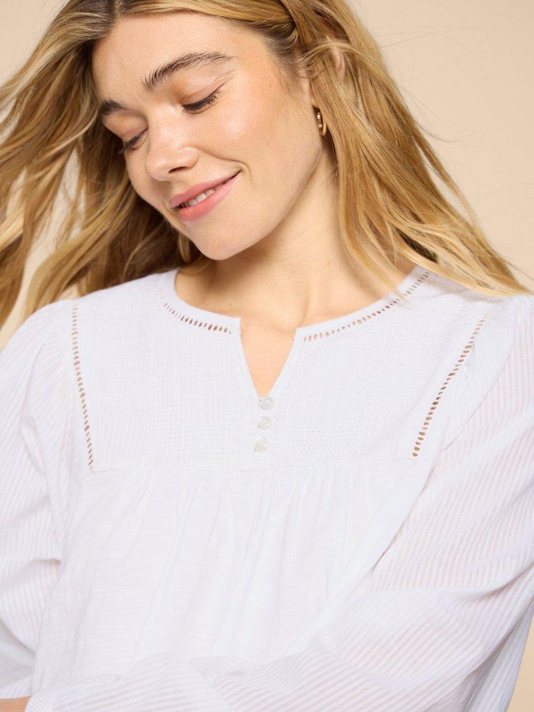 ESME MIX TOP in BRIL WHITE - MODEL DETAIL