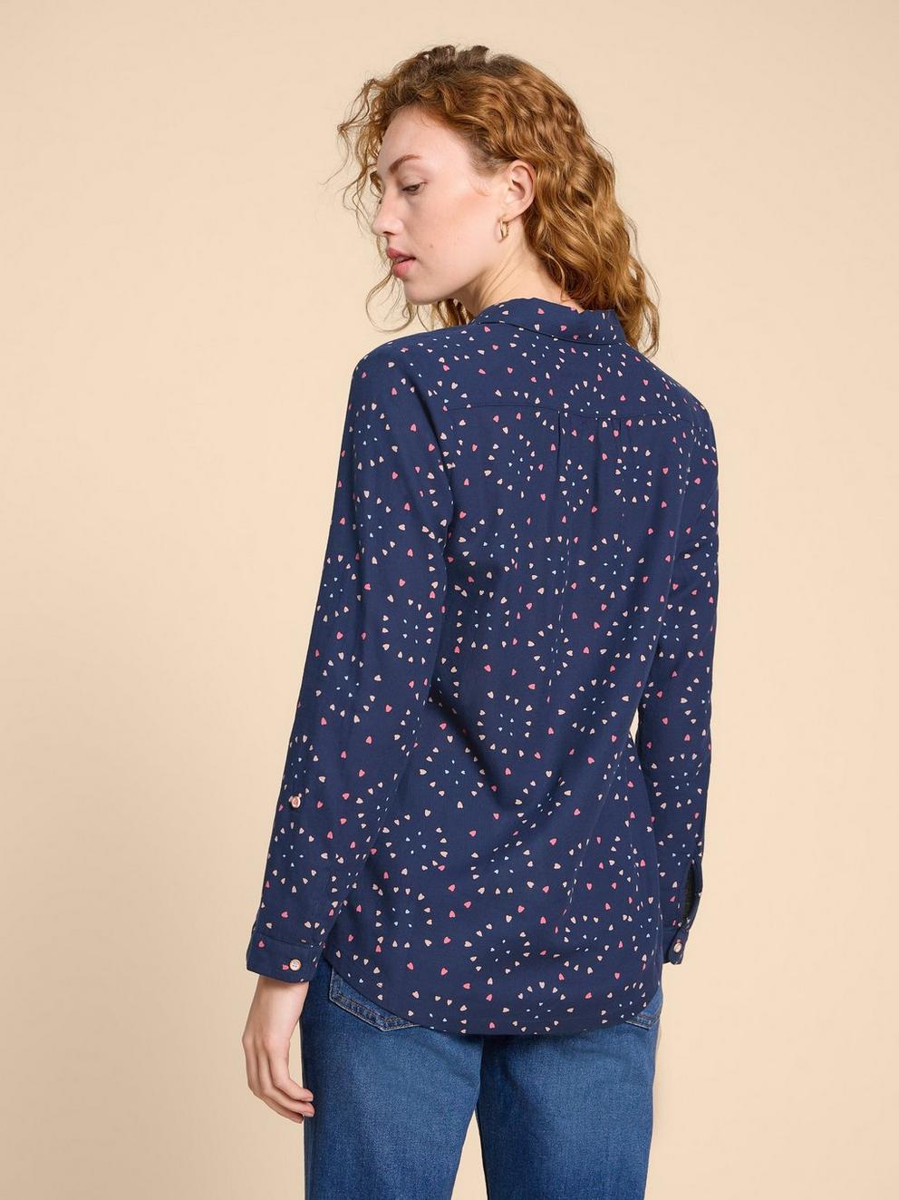 SOPHIE PRINTED ORGANIC SHIRT in NAVY PR - MODEL BACK