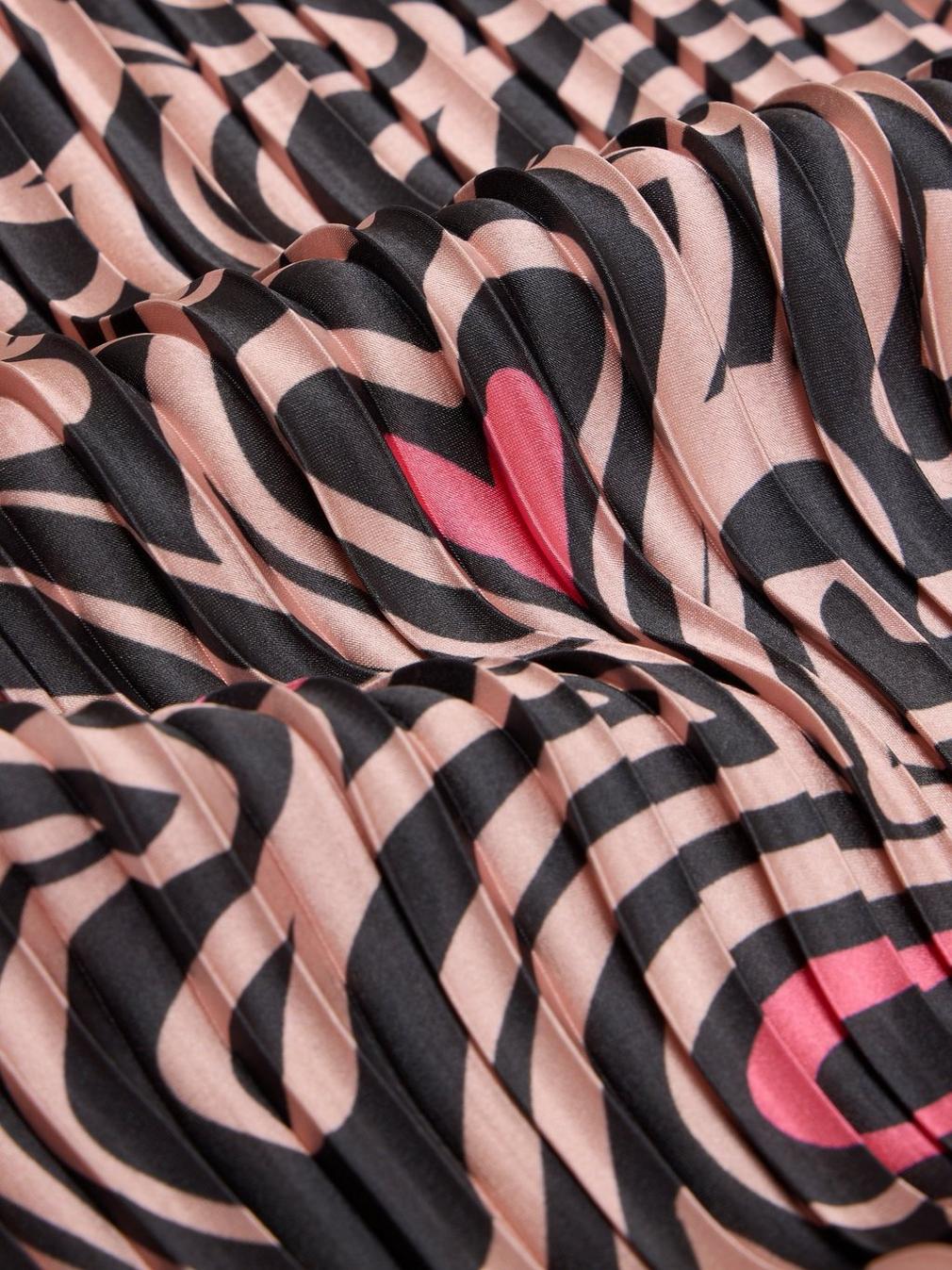 Swirly Heart  Square Scarf in BLK PR - FLAT DETAIL