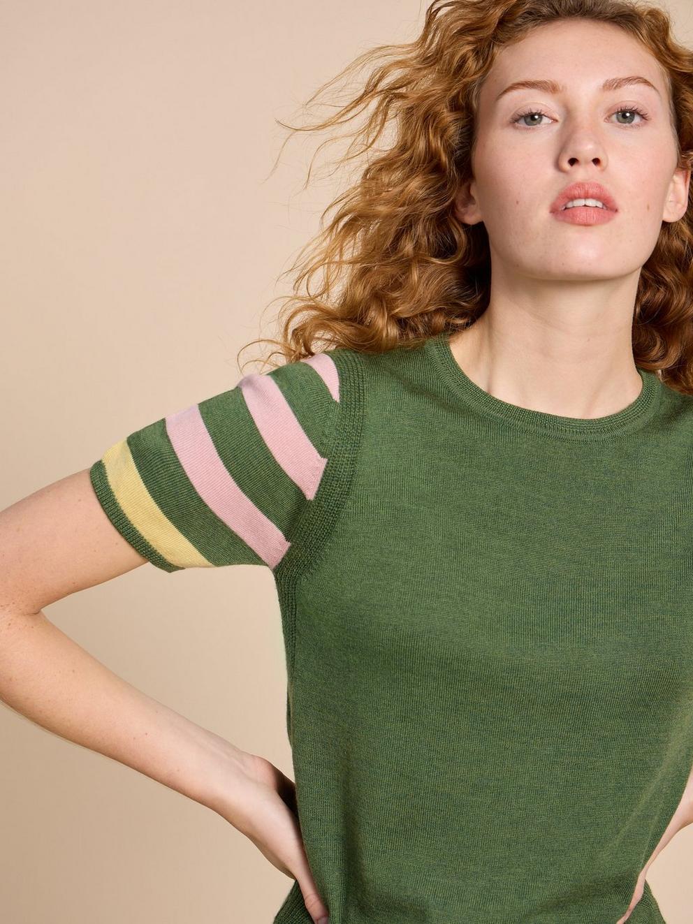 MERINO WOOL CREW TEE JUMPER in GREEN MLT - MODEL DETAIL