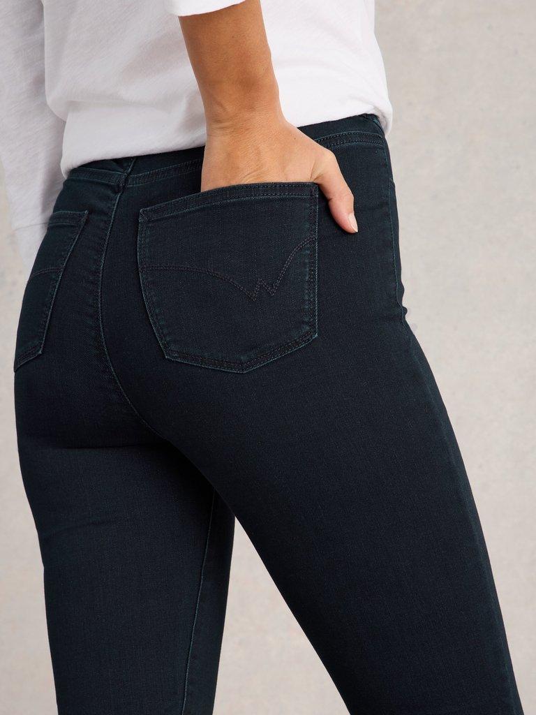 Janey Jegging in DK DENIM - MODEL DETAIL