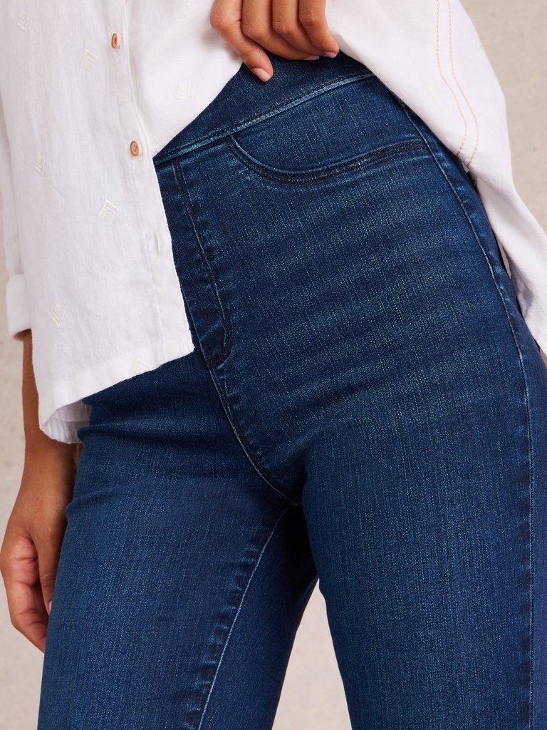 Janey Jegging in MID DENIM - MODEL DETAIL