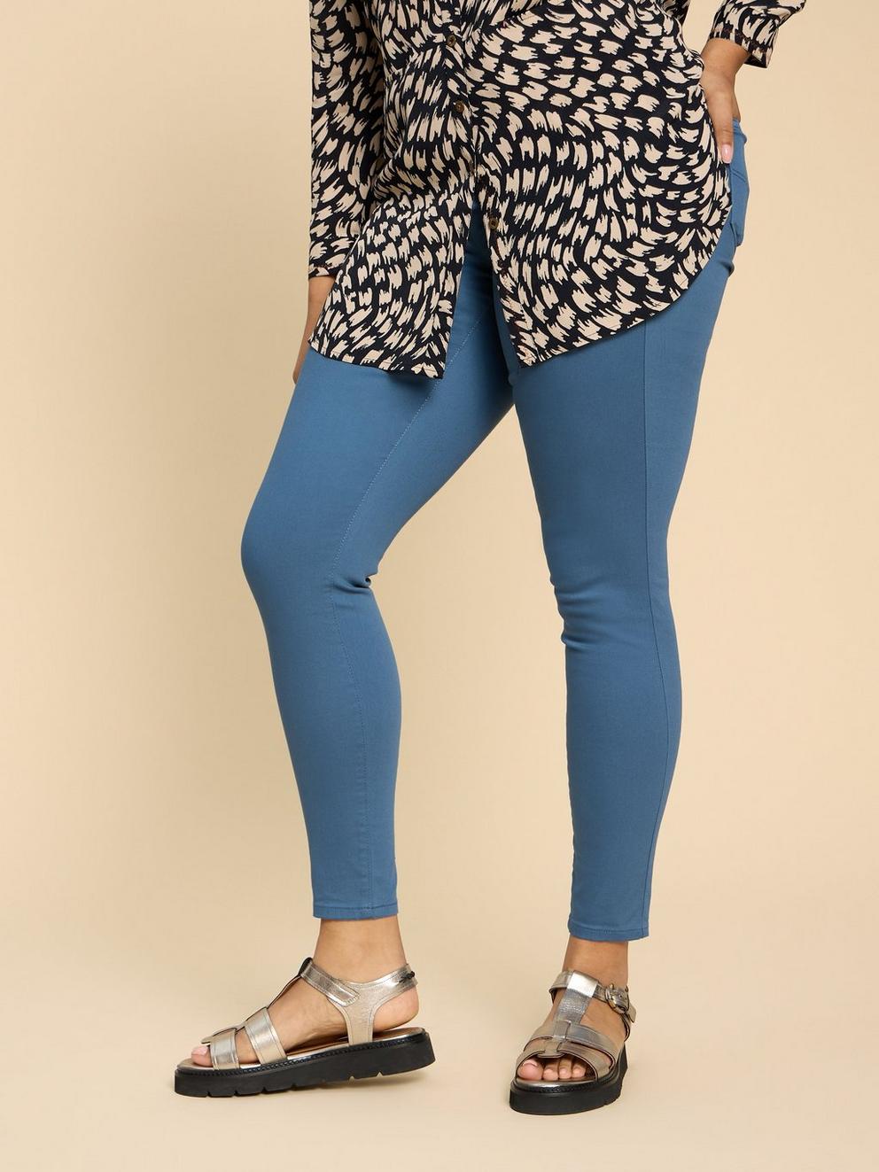 Janey Cotton Jegging in MID BLUE - MODEL DETAIL