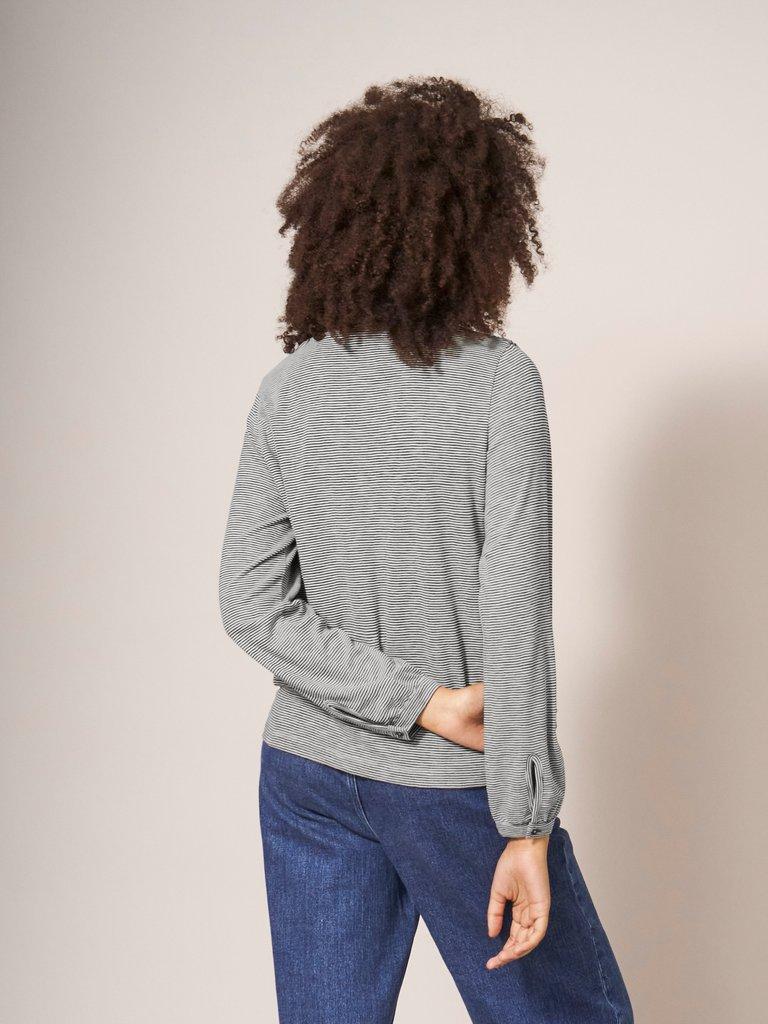 ANA SMOCK SHOULDER TOP in BLK MLT - MODEL BACK