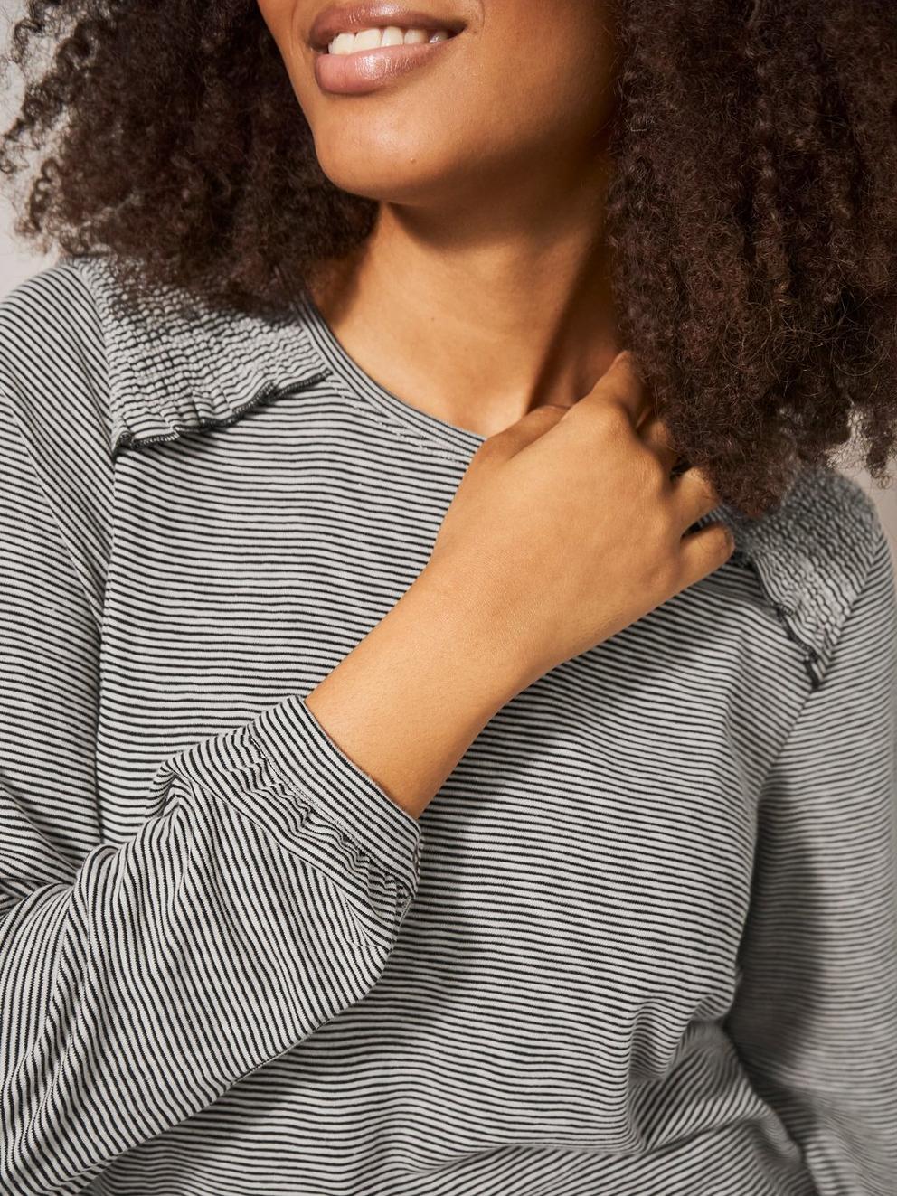 ANA SMOCK SHOULDER TOP in BLK MLT - MODEL DETAIL