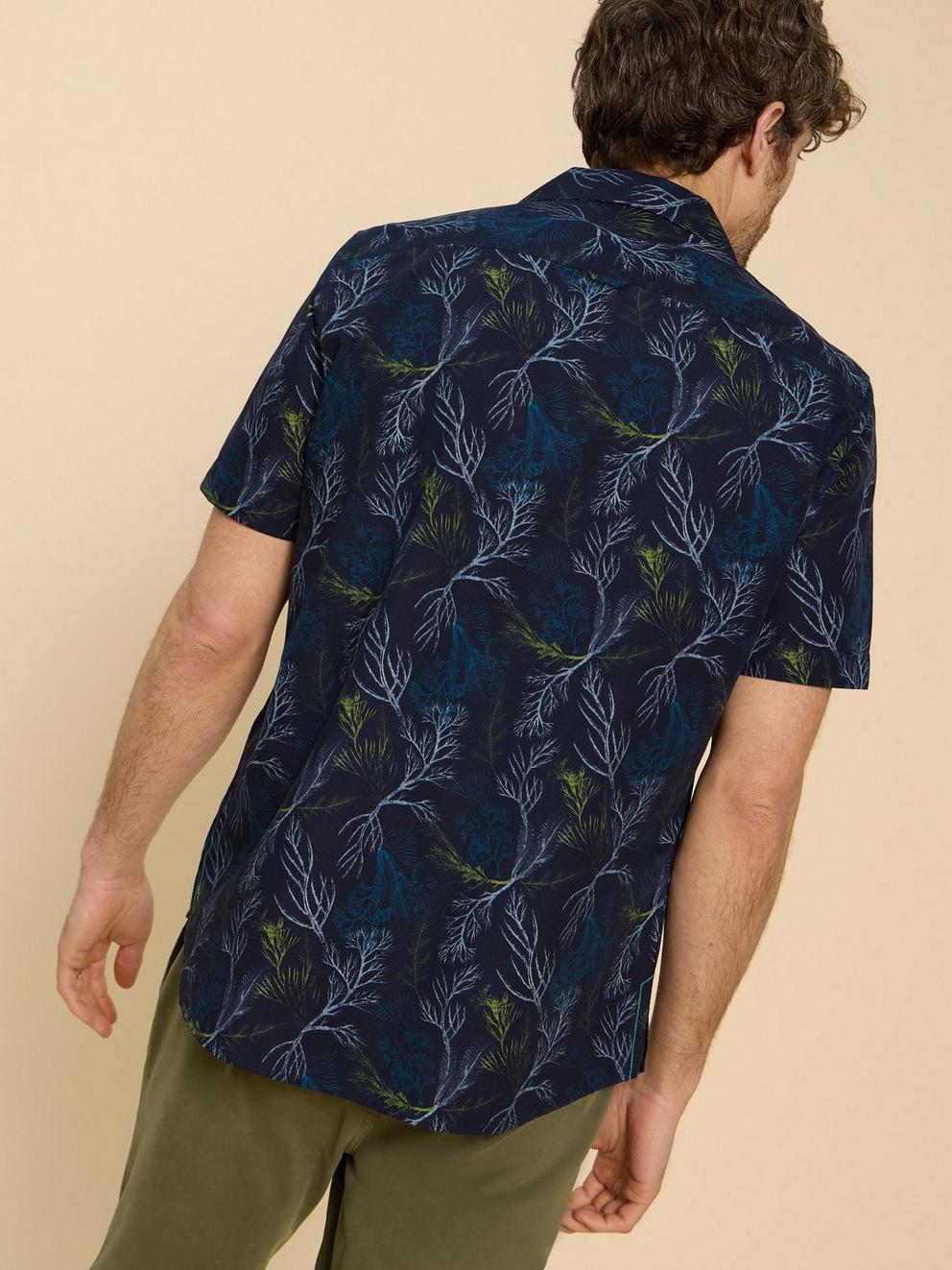 Crab Printed SS Shirt in NAVY PR - MODEL BACK