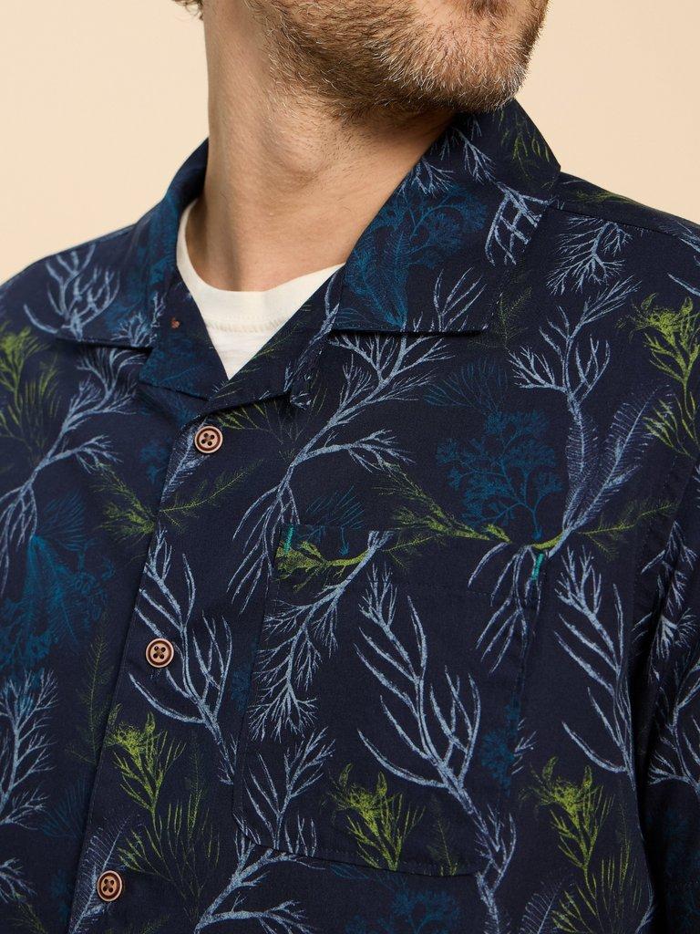 Crab Printed SS Shirt in NAVY PR - MODEL DETAIL