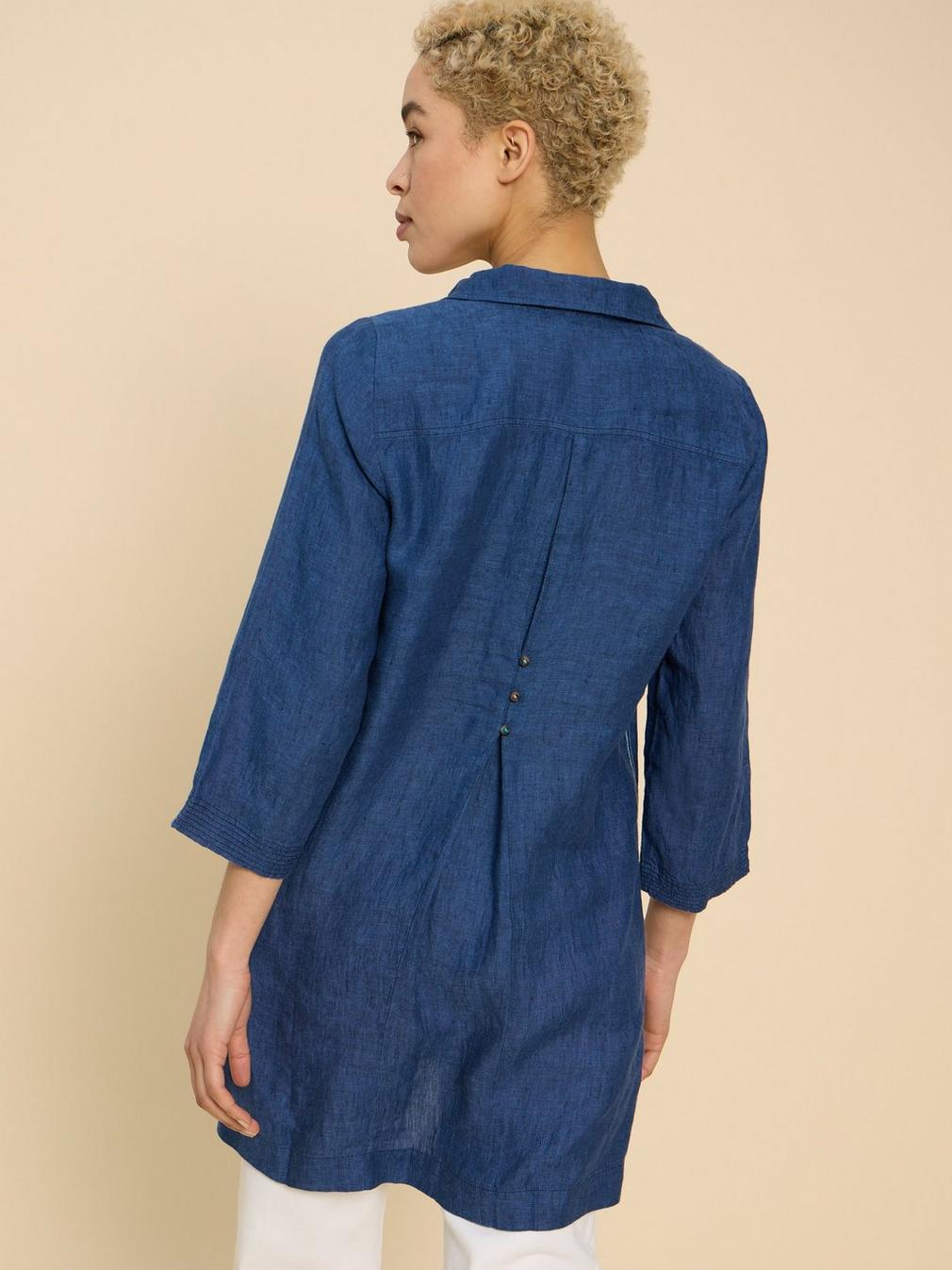 Blaire Linen Tunic in DARK NAVY - MODEL BACK