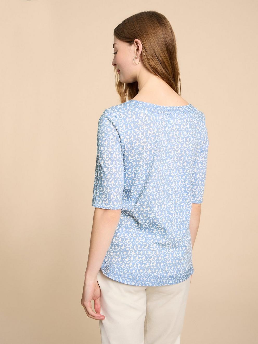 WEAVER JERSEY TOP in BLUE PR - MODEL BACK