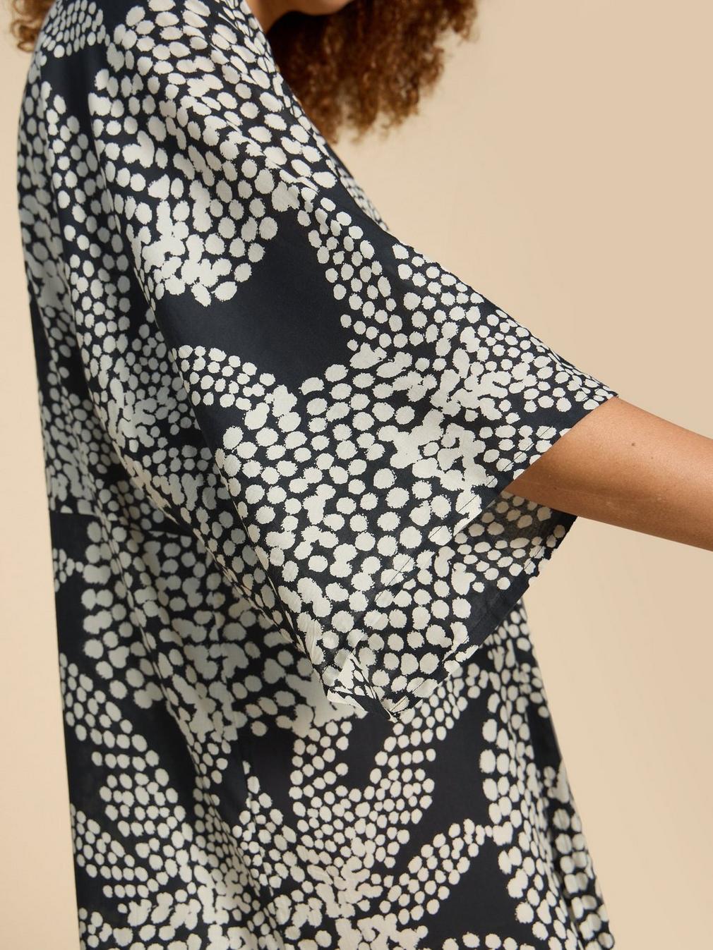 Cleo Printed Kimono in BLK MLT - MODEL DETAIL