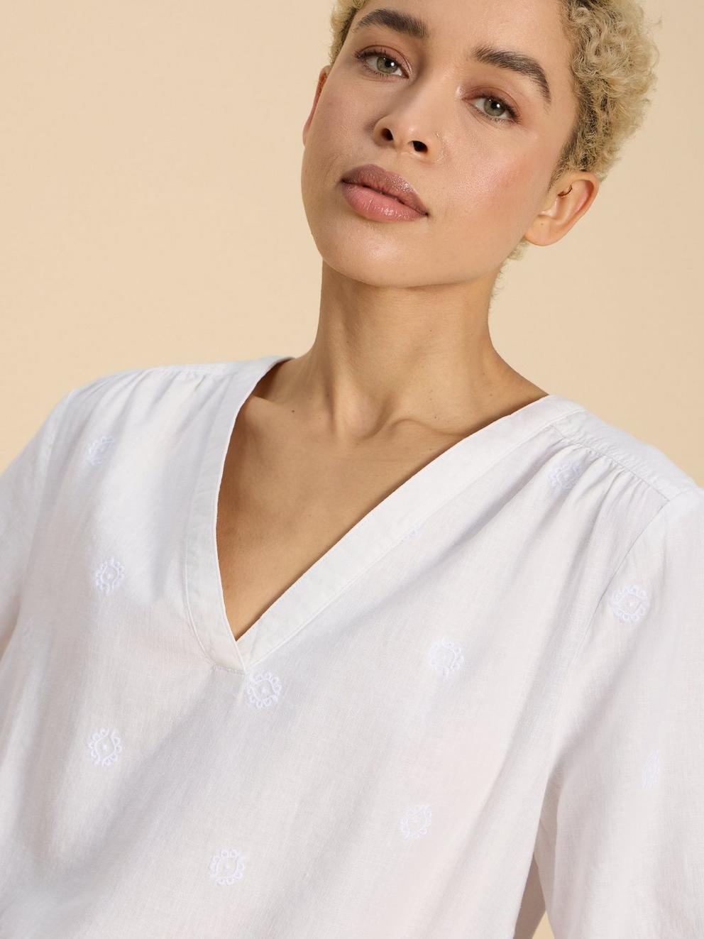 Elodie Linen Blend Top in NAT WHITE - MODEL DETAIL