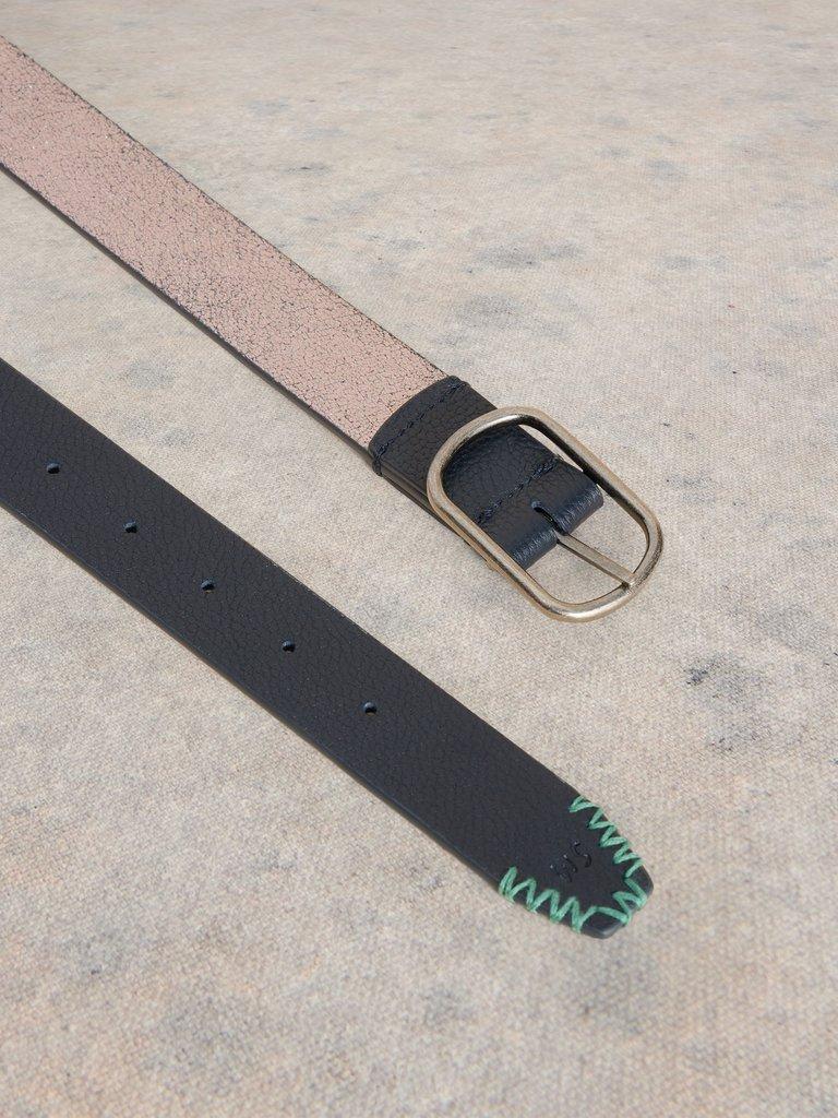 Reversible Belt Leather in PEWTER MET - FLAT DETAIL