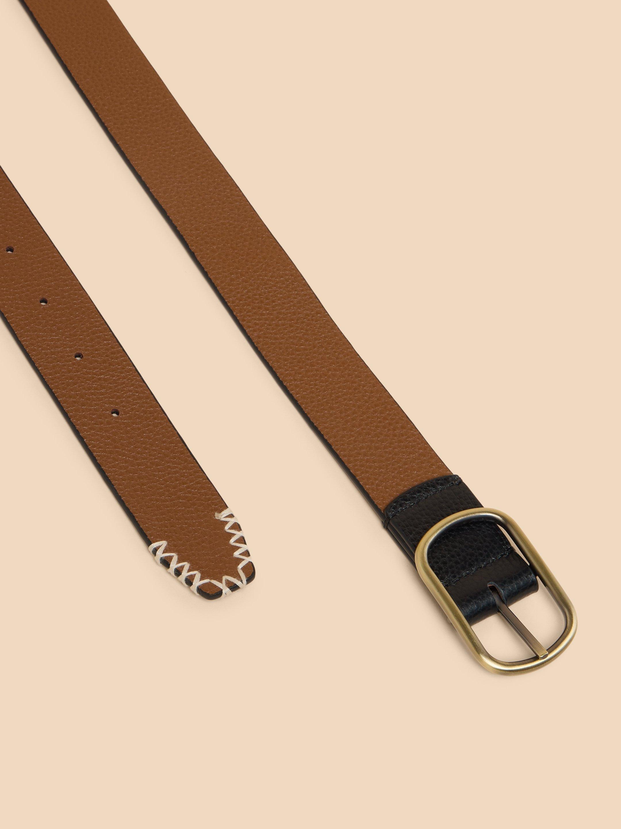 Reversible Belt Leather in PURE BLK - FLAT DETAIL