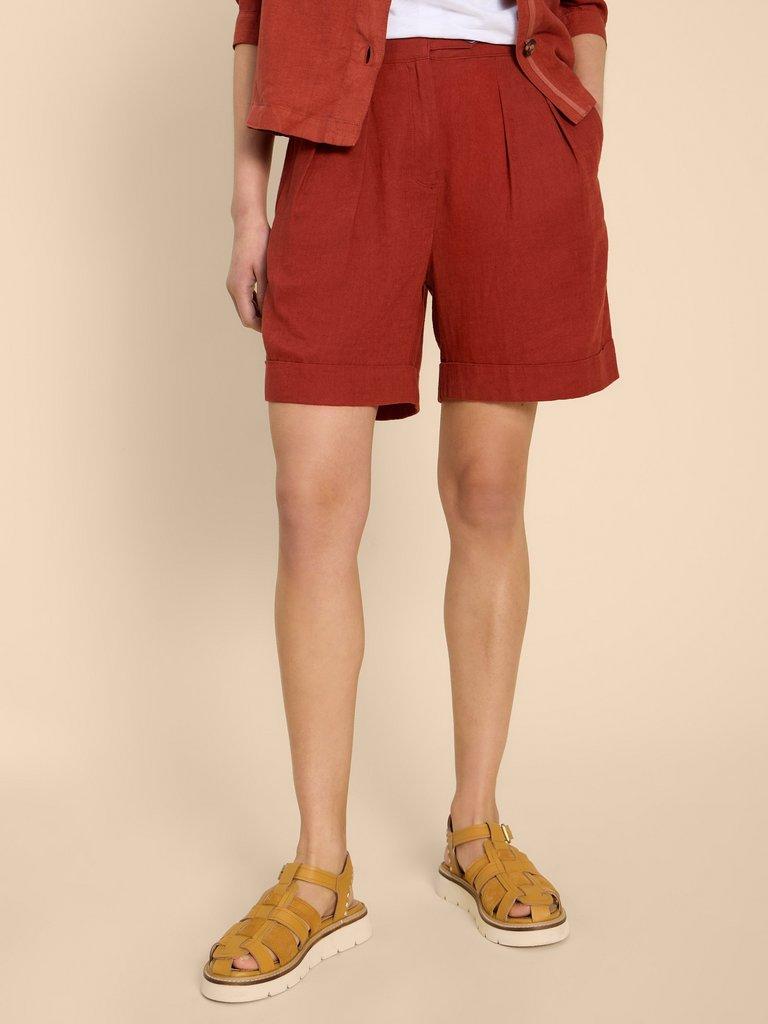 Una Shorts in DK RED - MODEL DETAIL