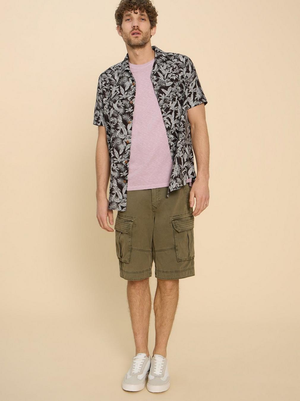 Monkey Printed Shirt in BLK PR - MODEL DETAIL