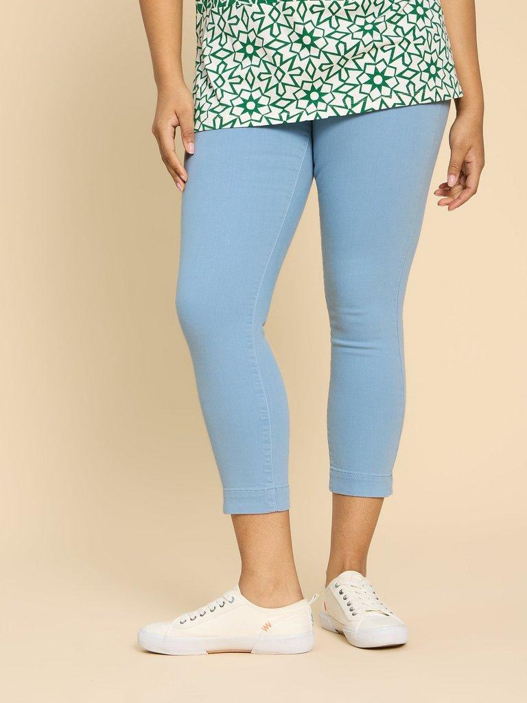 Janey Cotton Cropped Jegging in MID BLUE - MODEL DETAIL