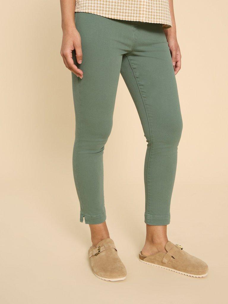 Janey Cotton Cropped Jegging in MID GREEN - MODEL DETAIL