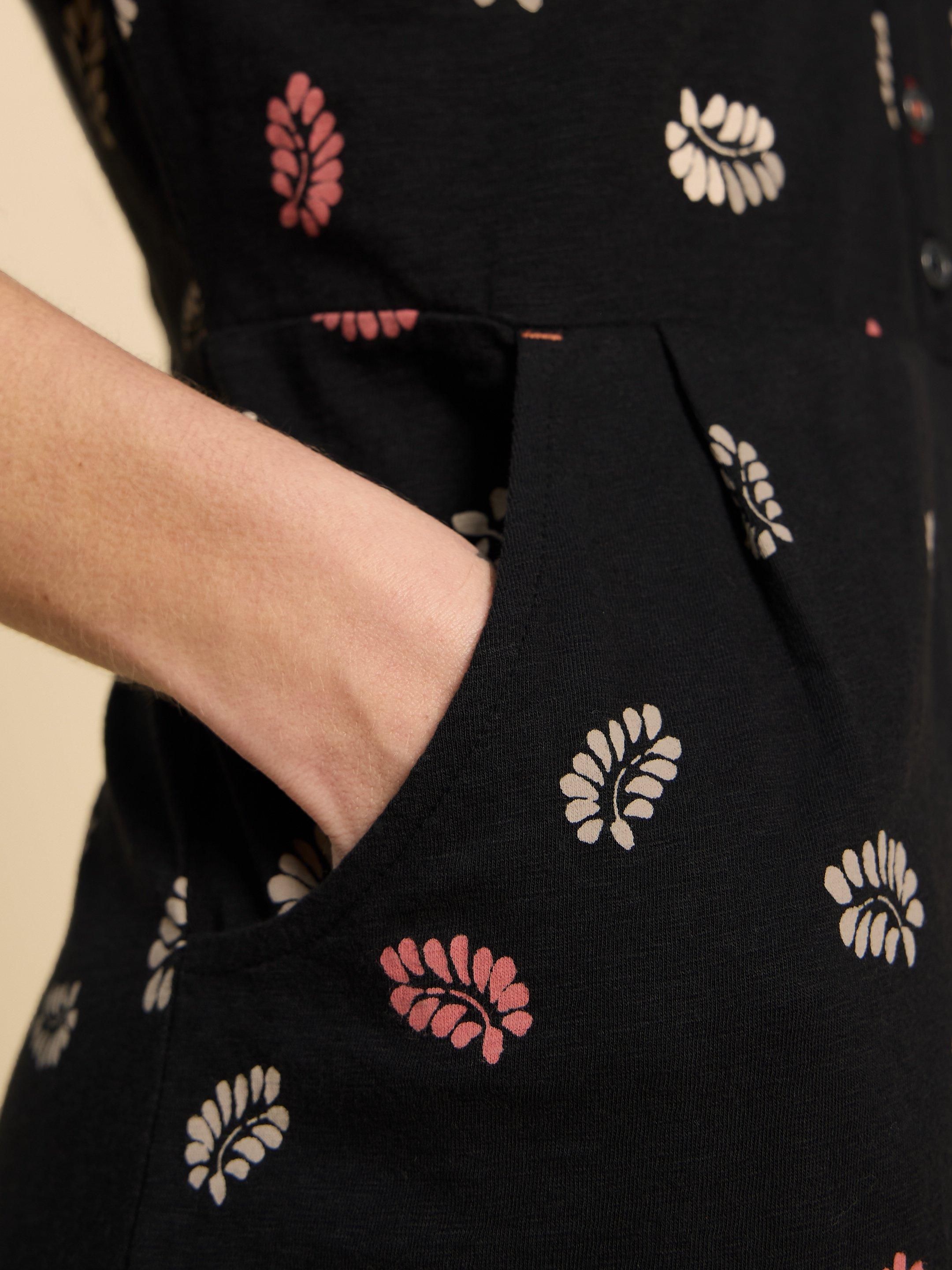 Tammy Cotton Printed Jersey Dress in BLK PR - MODEL DETAIL