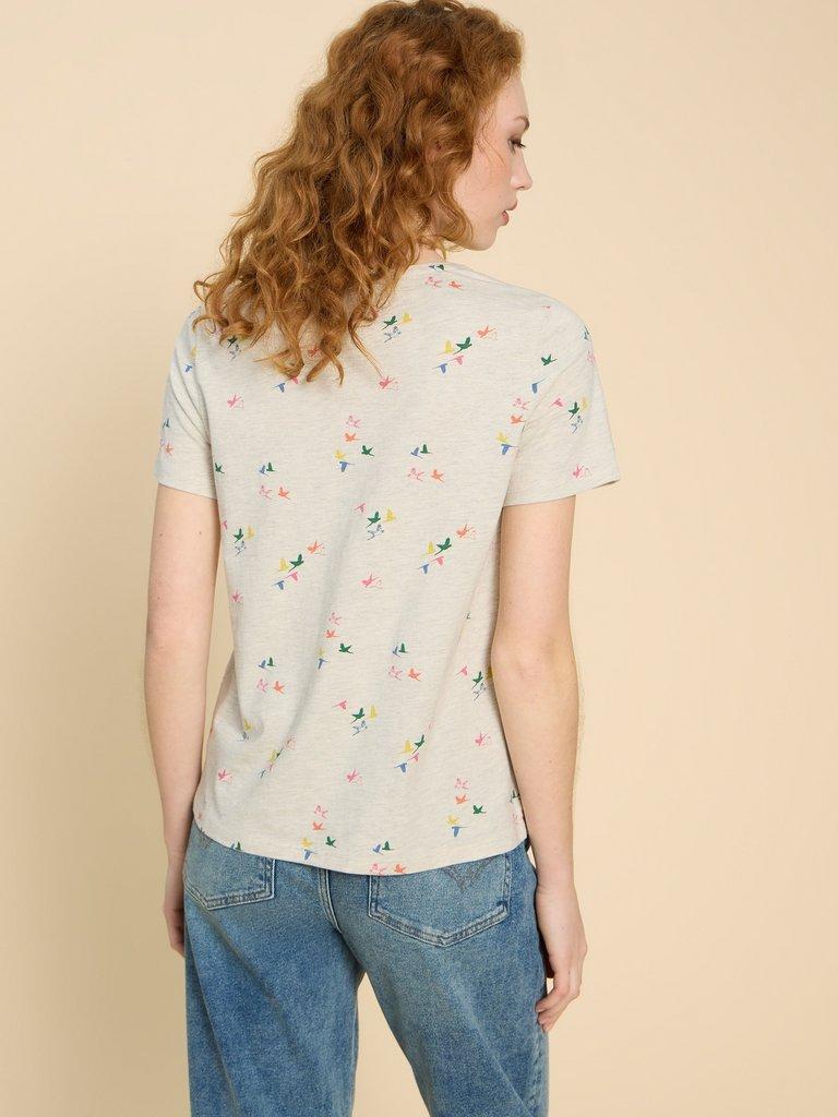 ABBIE PRINT TEE in NAT PR - MODEL BACK