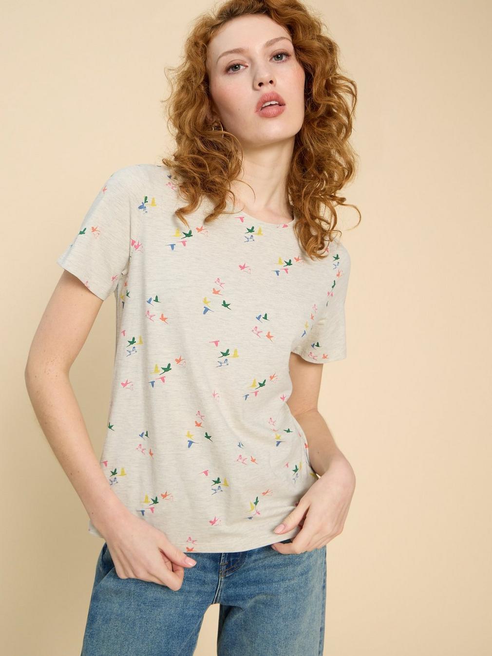 ABBIE PRINT TEE in NAT PR - MODEL DETAIL