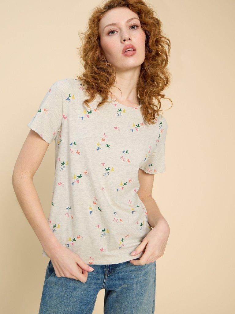 ABBIE PRINT TEE in NAT PR - MODEL DETAIL