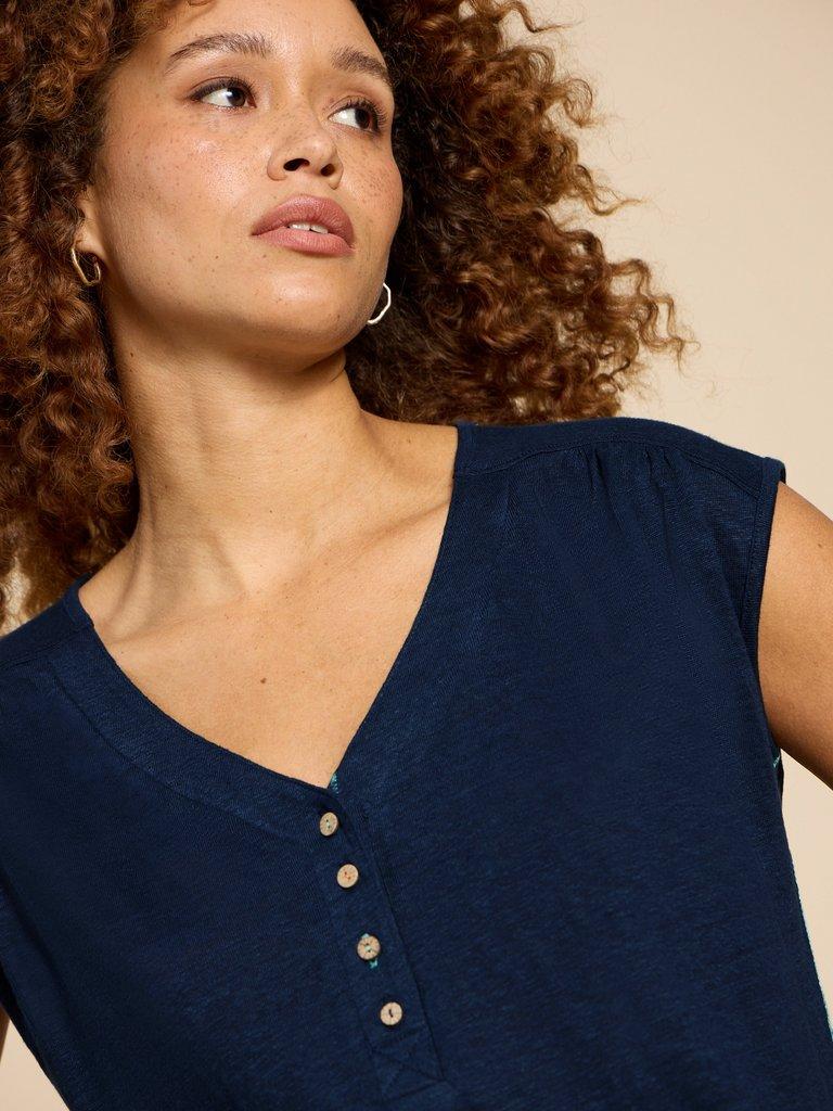 NINA LINEN TANK in FR NAVY - MODEL DETAIL