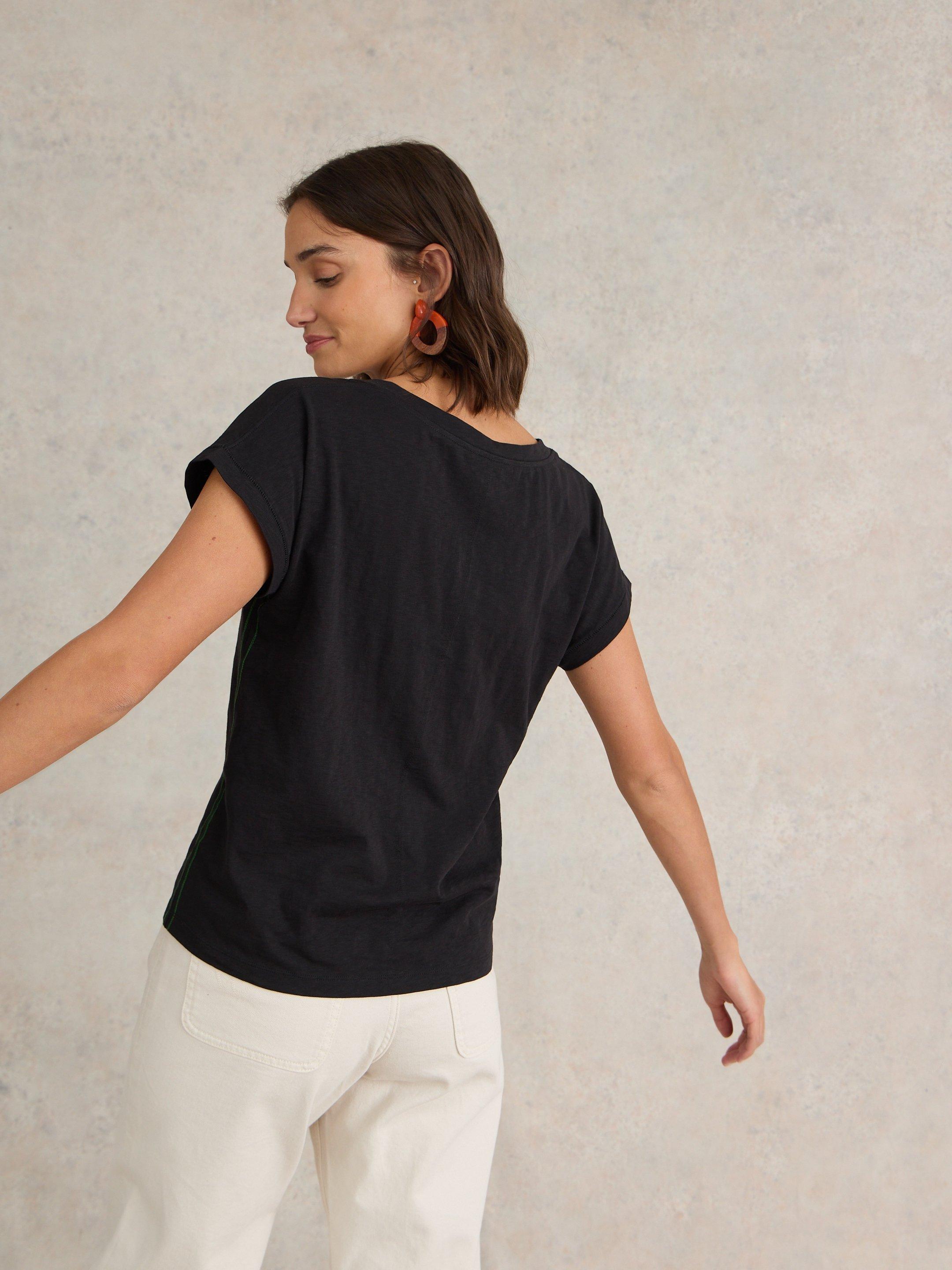NELLY COTTON NOTCH NECK TEE in PURE BLK - MODEL BACK