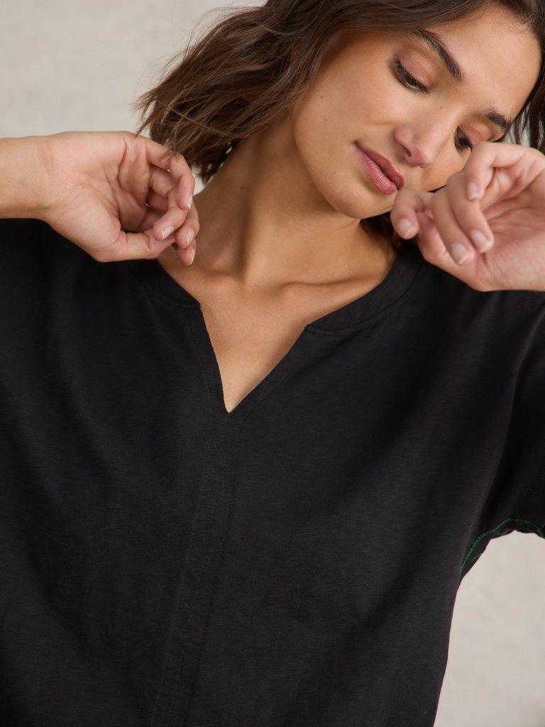 NELLY COTTON NOTCH NECK TEE in PURE BLK - MODEL DETAIL