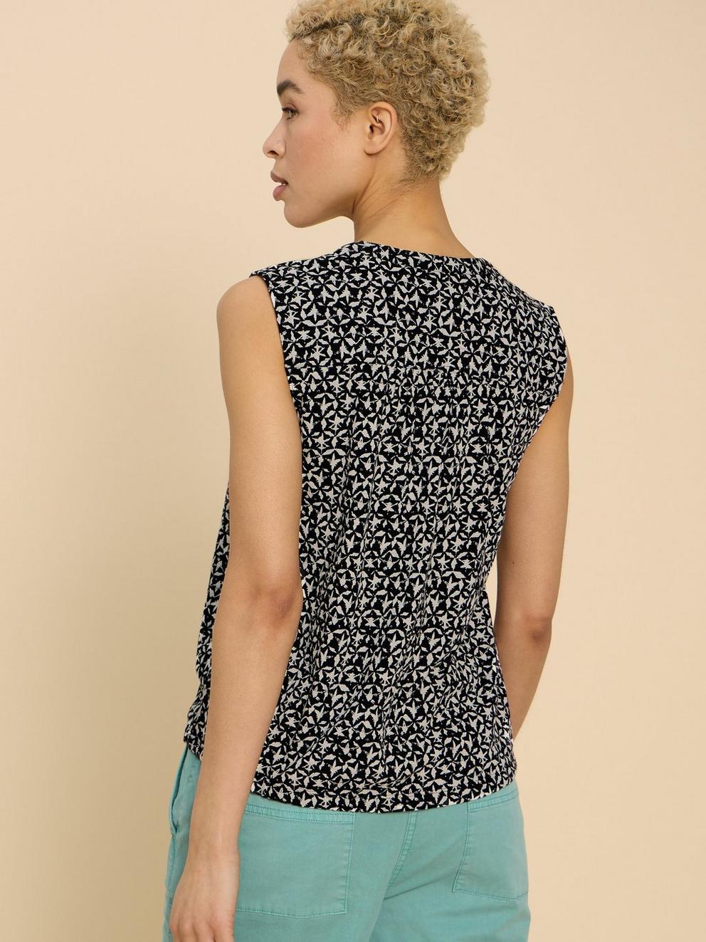 TULIP PRINTED SLEEVELESS SHIRT in BLK PR - MODEL BACK