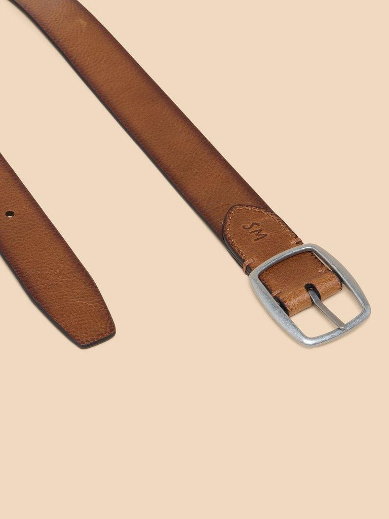 Reversible Leather Buckle Belt in NAVY MULTI - MODEL DETAIL