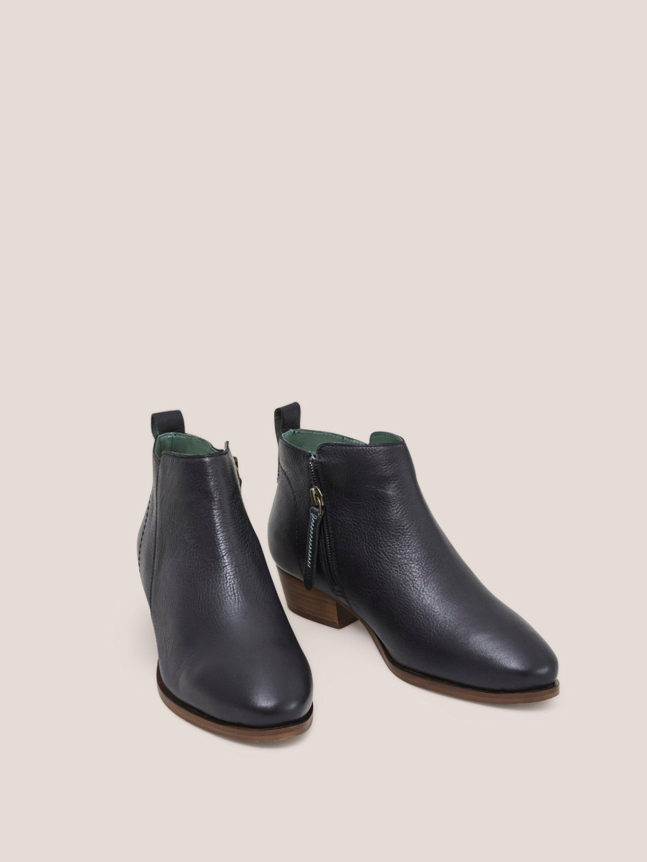 Willow Ankle Leather Boot in PURE BLK - FLAT FRONT