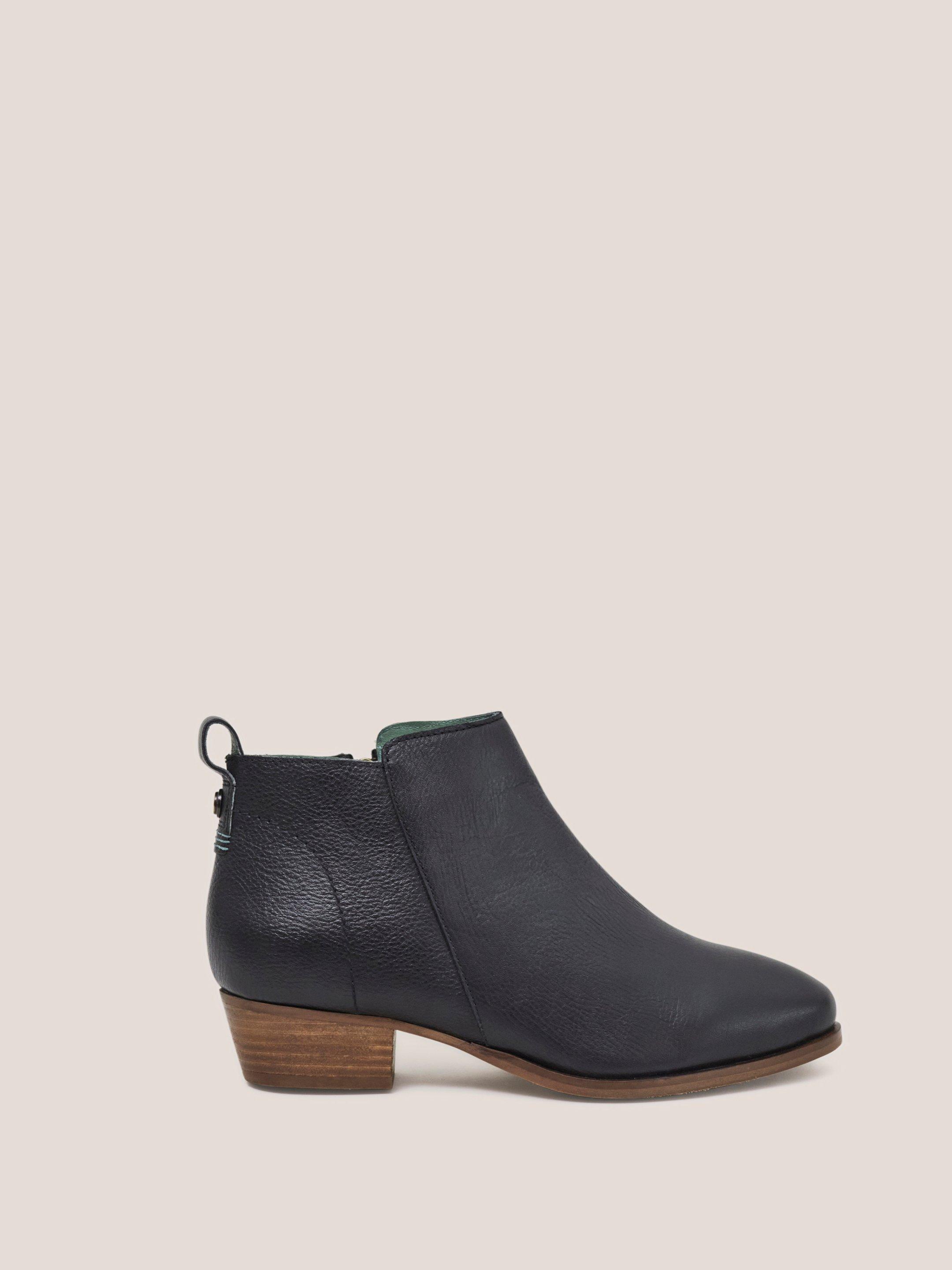 Willow Ankle Leather Boot in PURE BLK - MODEL FRONT