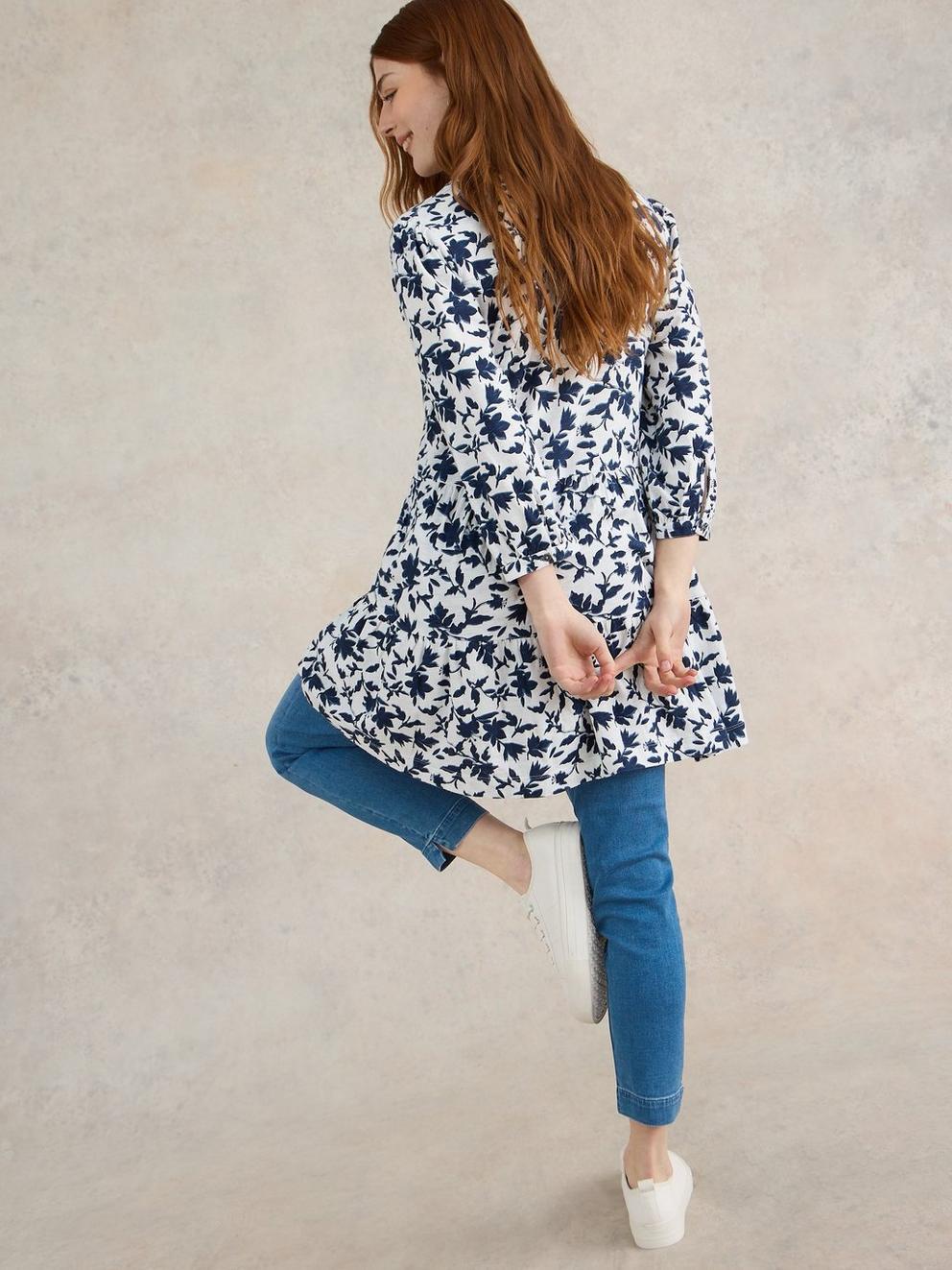 Cropped Janey Jegging in MID DENIM - MODEL BACK