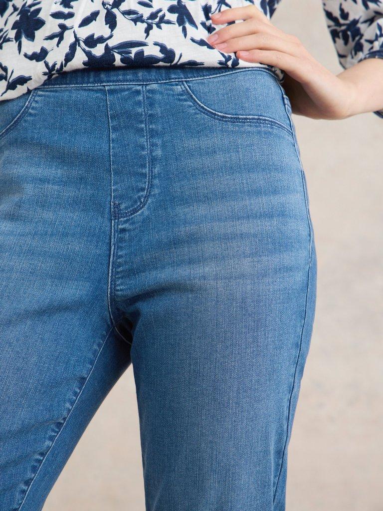 Cropped Janey Jegging in MID DENIM - MODEL DETAIL