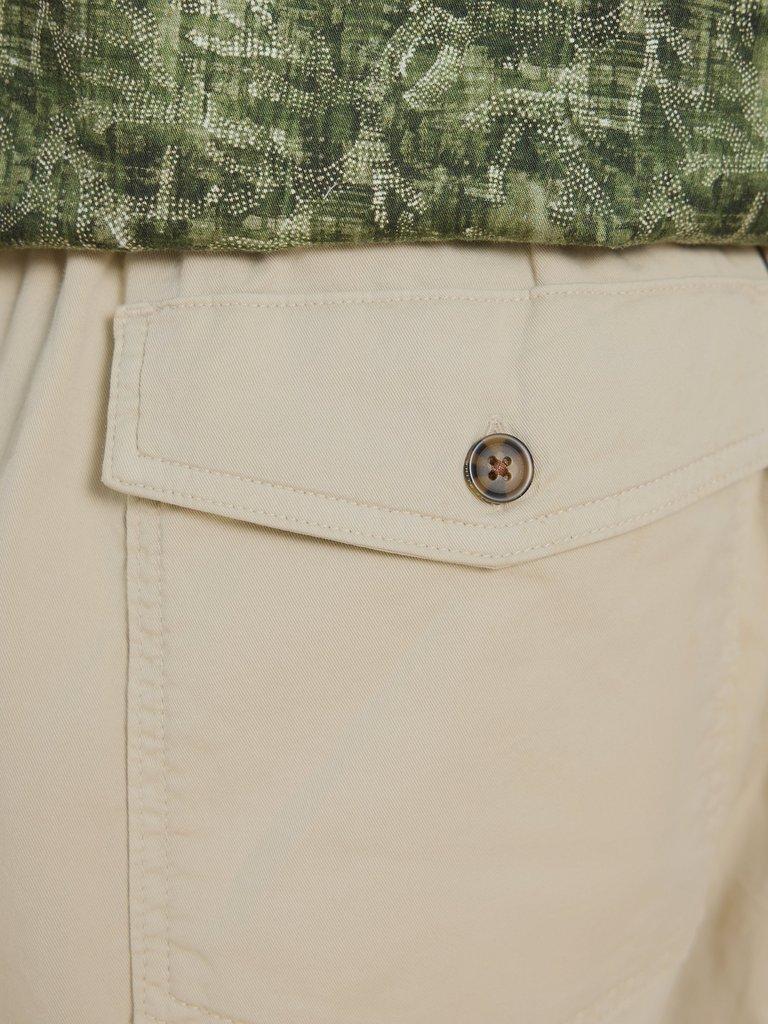 Palmer Drawstring Chino in LGT NAT - MODEL DETAIL