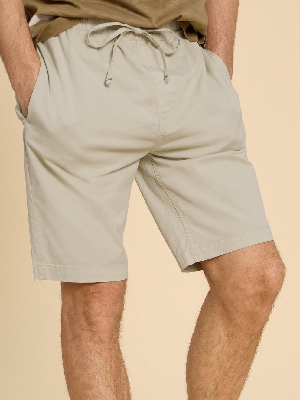 Palmer Drawstring Short in LGT NAT - MODEL FRONT