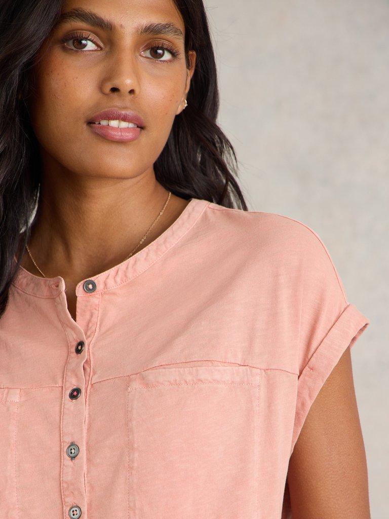 BETH JERSEY SHIRT in DUS PINK - MODEL DETAIL