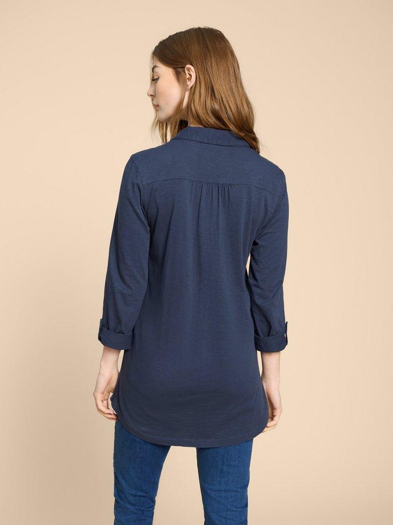 ANNIE LONGLINE LONG SLEEVE SHIRT in FR NAVY - MODEL BACK